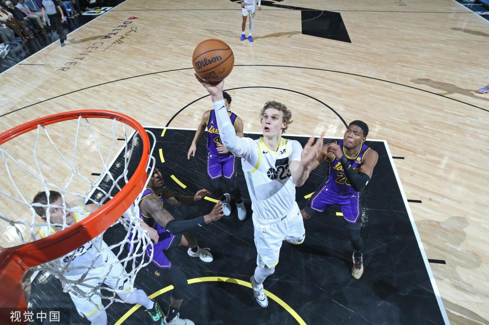 借助梅努的 借助梅努的